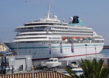 crucero-amera-atraca-ceuta-pasajeros-bordo-004