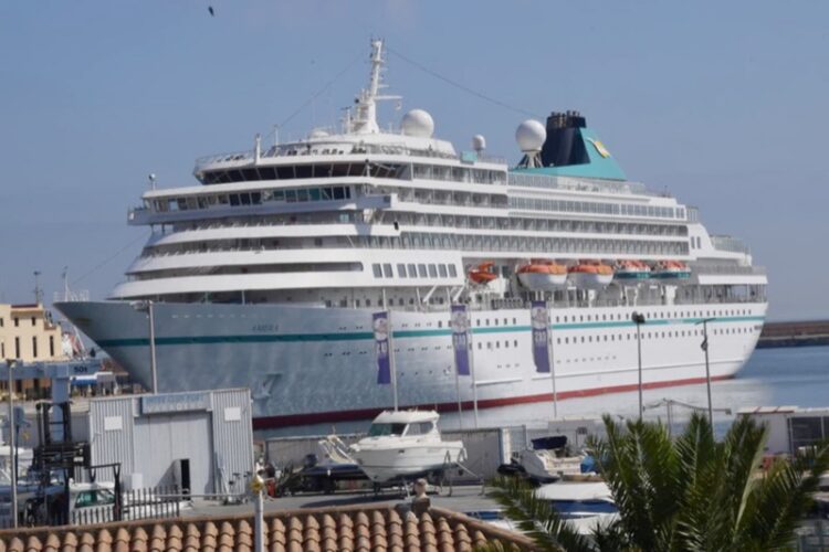 crucero-amera-atraca-ceuta-pasajeros-bordo-004