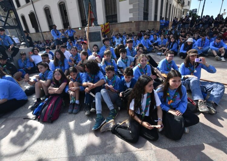 grupo de jovenes scout sentados en el suelo