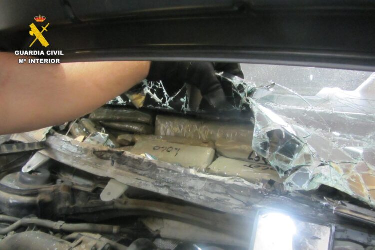 intenta-pasar-kilos-hachis-ceuta-algeciras-salpicadero-coche