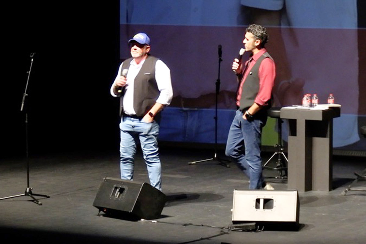 Juancho Bernabé y Fernando Bernal enganchan al Revellín con 'Chisteando'