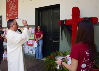 patio-san-agustin-acoge-emotiva-bendicion-cruz-mayo-005