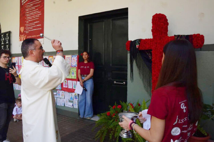 patio-san-agustin-acoge-emotiva-bendicion-cruz-mayo-005