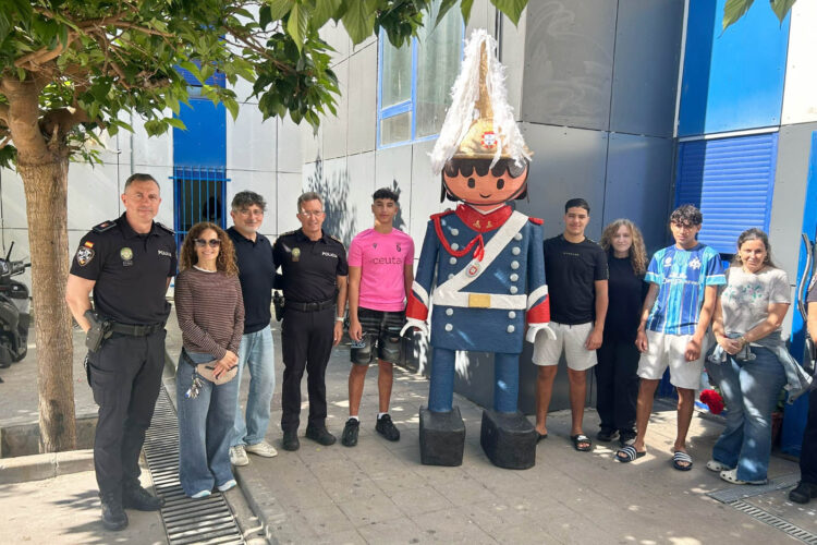 policias-gigantes-original-iniciativa-menores-esperanza-san-urbano