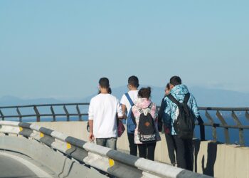 jovenes andando por Ceuta