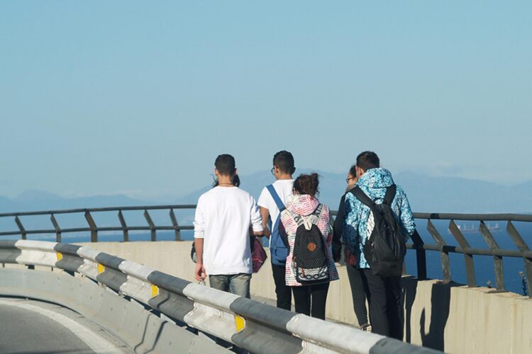 jovenes andando por Ceuta