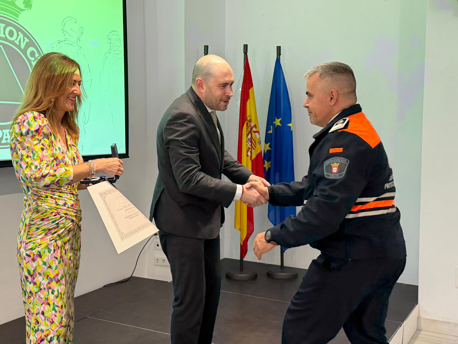delegacion-homenajea-compromiso-solidaridad-medalla-proteccion-civil-15