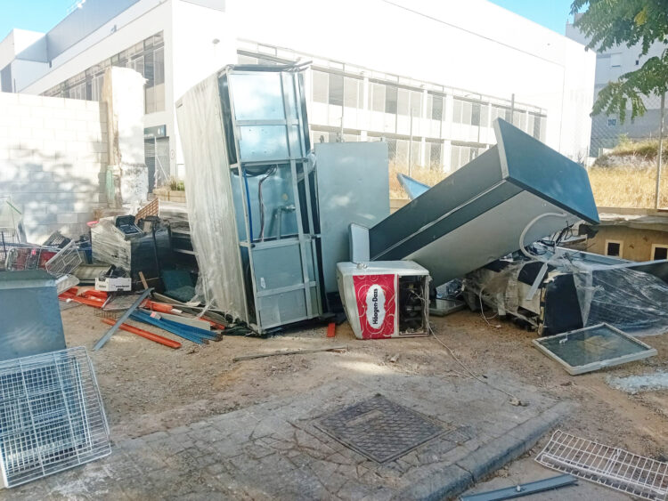 denuncian-vertido-ilegal-electrodomesticos-chatarra-colonia-felina-estacion-2