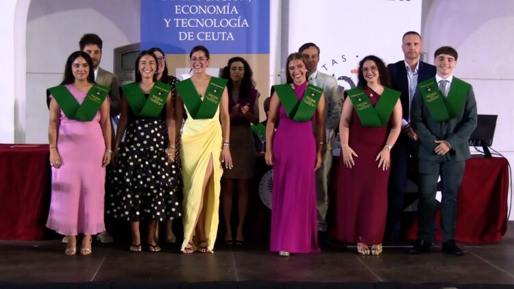 emotiva-graduacion-facultad-educacion-economia-tecnologia-ceuta-fotos5
