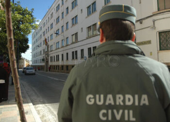 guardia-civil-auxilia-trabajador-servilimpce-desvanecido-calle