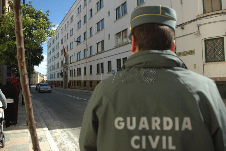 guardia-civil-auxilia-trabajador-servilimpce-desvanecido-calle
