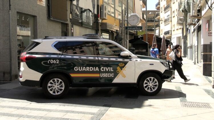 inmigrantes-carrera-ceuta-guardia-civil-detras-002