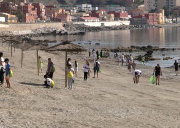 jornada-concienciacion-pequenos-limpian-playa-tarajal-1