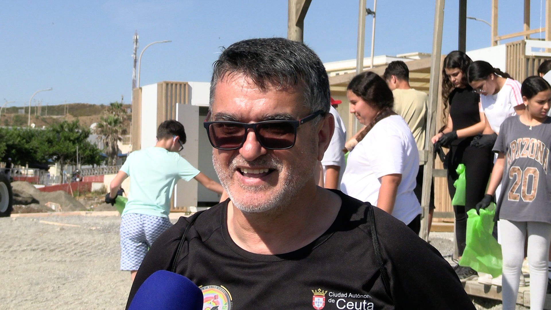 jornada-concienciacion-pequenos-limpian-playa-tarajal-13