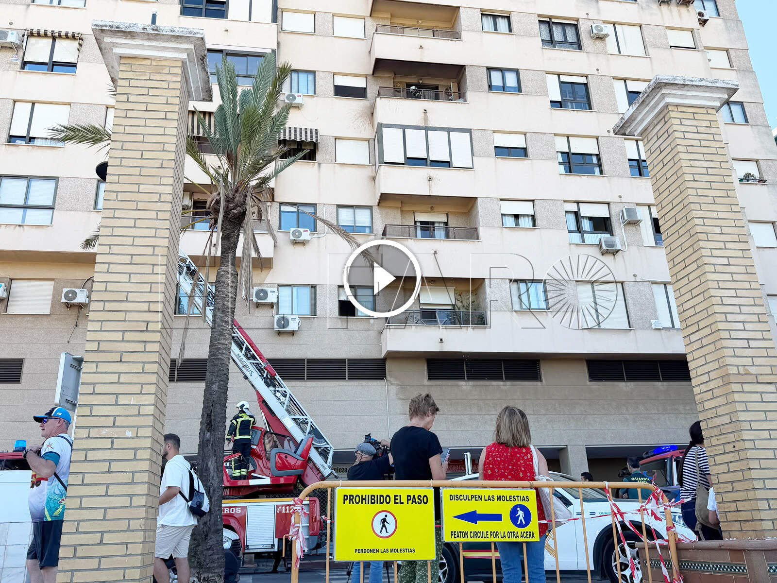 miniatura-bomberos-actua-incendio-casa-patio-paramo