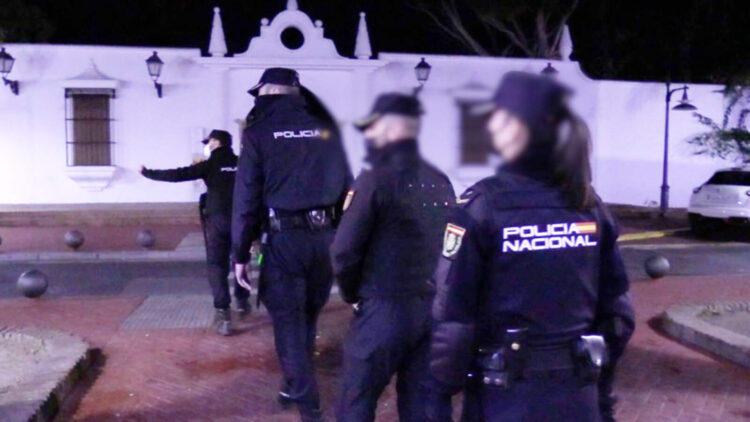 policia-nacional-entrada-parque-maritimo-poblado-marinero
