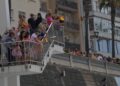 salto-paracaidista-deja-imagenes-espectaculares-playa-ribera-17