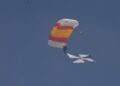 salto-paracaidista-deja-imagenes-espectaculares-playa-ribera-22