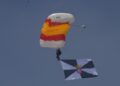 salto-paracaidista-deja-imagenes-espectaculares-playa-ribera-23