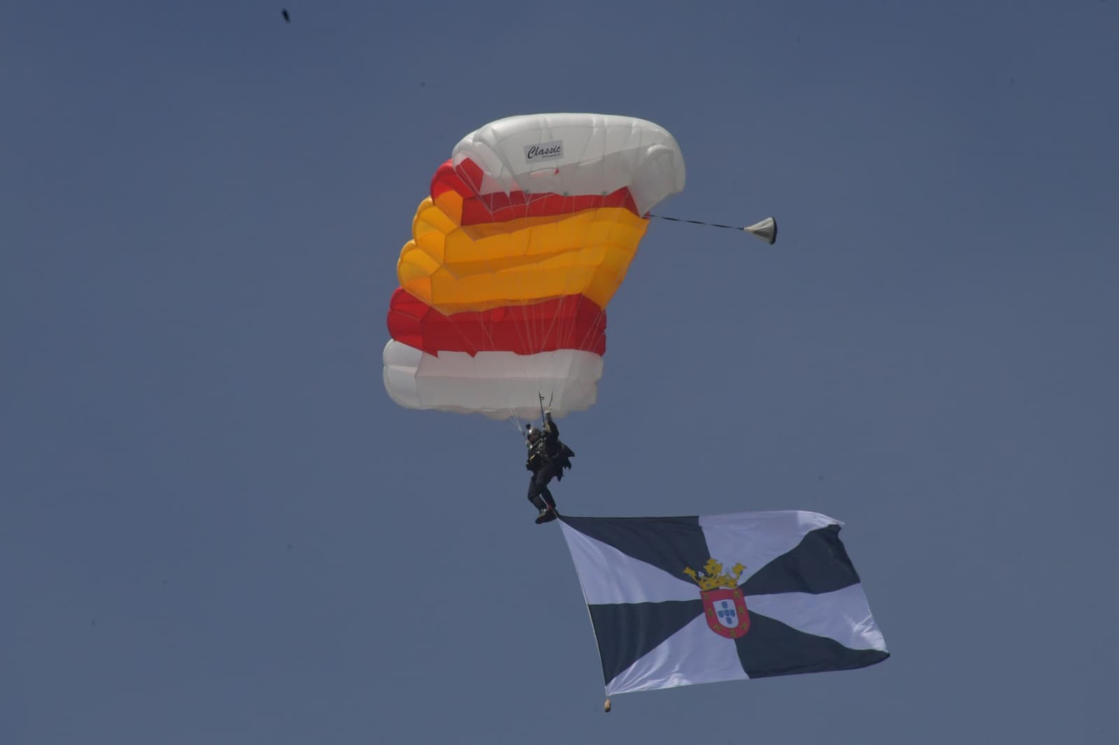 salto-paracaidista-deja-imagenes-espectaculares-playa-ribera-23