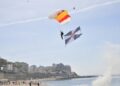 salto-paracaidista-deja-imagenes-espectaculares-playa-ribera-25