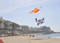 salto-paracaidista-deja-imagenes-espectaculares-playa-ribera-26