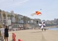 salto-paracaidista-deja-imagenes-espectaculares-playa-ribera-27