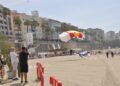 salto-paracaidista-deja-imagenes-espectaculares-playa-ribera-28