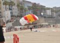 salto-paracaidista-deja-imagenes-espectaculares-playa-ribera-29