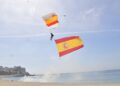 salto-paracaidista-deja-imagenes-espectaculares-playa-ribera-31