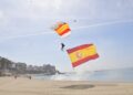 salto-paracaidista-deja-imagenes-espectaculares-playa-ribera-32
