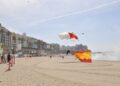 salto-paracaidista-deja-imagenes-espectaculares-playa-ribera-33