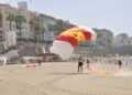 salto-paracaidista-deja-imagenes-espectaculares-playa-ribera-34