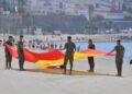 salto-paracaidista-deja-imagenes-espectaculares-playa-ribera-44