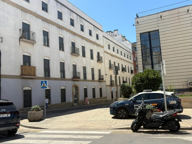 vecino-atrinchera-casa-evitar-ingreso-hospitalario-tuberculosis-policia-nacional-ceuta-center-calle-ingenieros-1