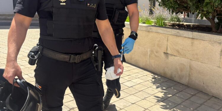 vecino-atrinchera-casa-evitar-ingreso-hospitalario-tuberculosis-policia-nacional-ceuta-center-calle-ingenieros-2