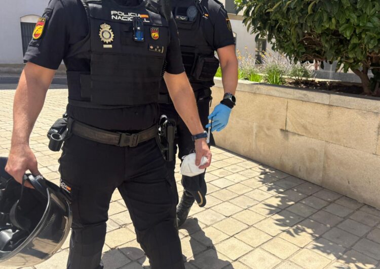 vecino-atrinchera-casa-evitar-ingreso-hospitalario-tuberculosis-policia-nacional-ceuta-center-calle-ingenieros-2