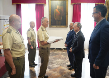 vivas-banderas-paracaidistas-ceuta-no-se-concibe-sin-espana