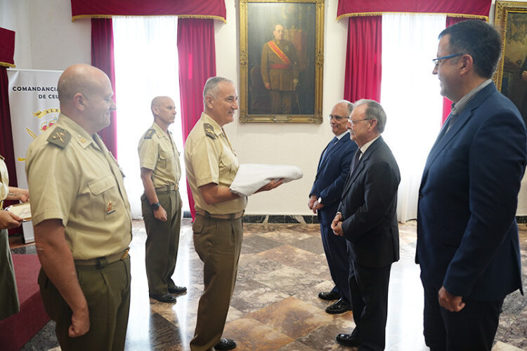 vivas-banderas-paracaidistas-ceuta-no-se-concibe-sin-espana