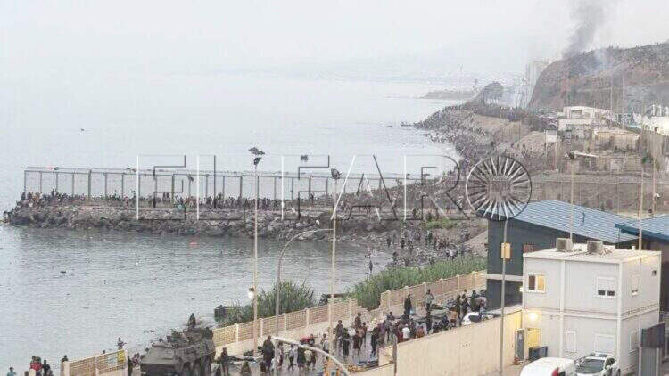 alerta-ceuta-marroquies-siguen-entrando-espigon-tarajal-1000-750x422-portada