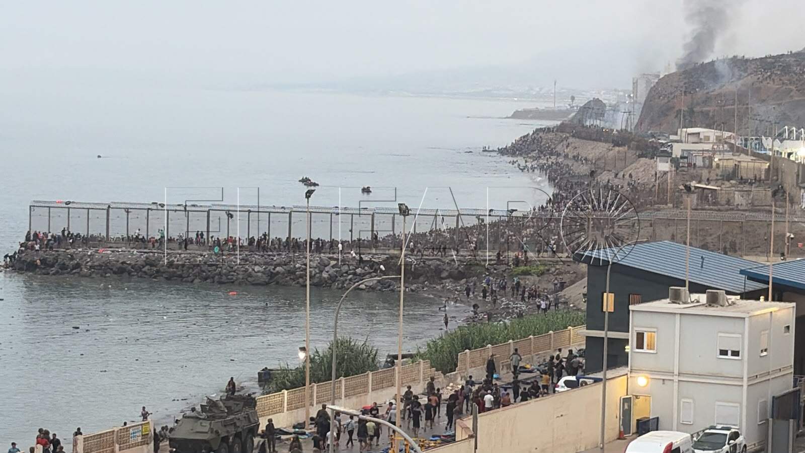 alerta-ceuta-marroquies-siguen-entrando-espigon-tarajal-1000