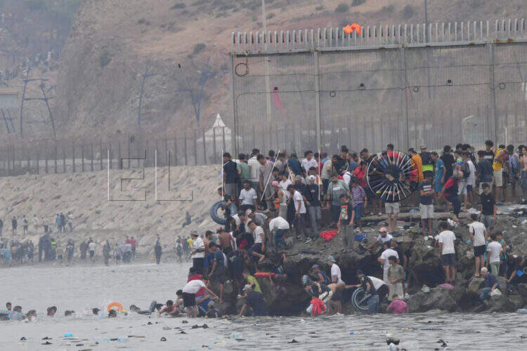 alerta-ceuta-marroquies-siguen-entrando-espigon-tarajal-2000-00019