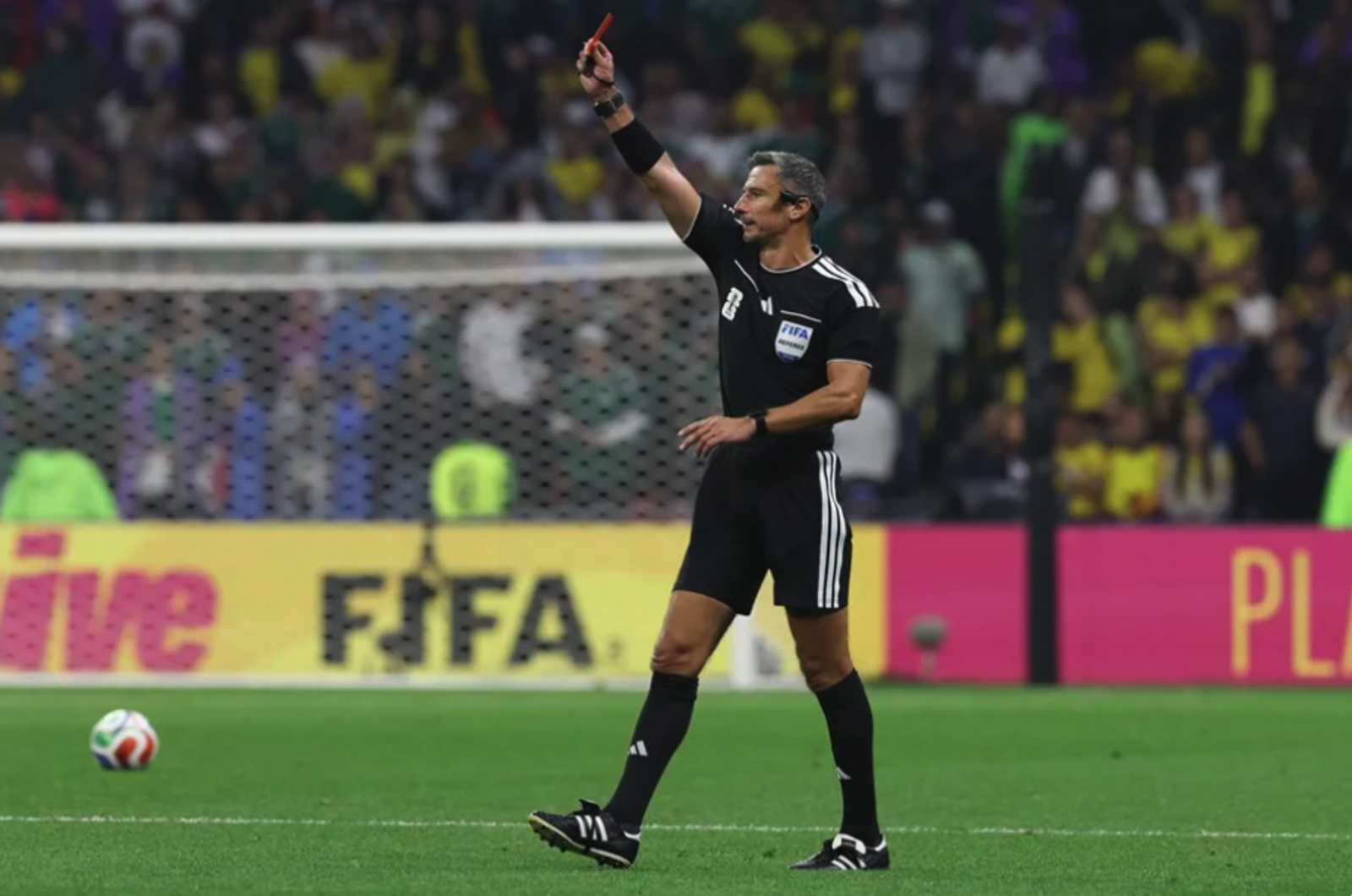 arbitro-esloveno-slavko-vincic-dirigira-partido-espana-argentina-final-mundial