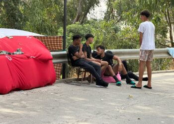 ceti-rodeado-otro-campamento-exterior-inmigrantes-3