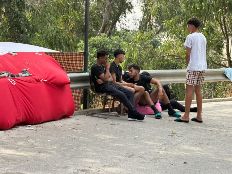 ceti-rodeado-otro-campamento-exterior-inmigrantes-3