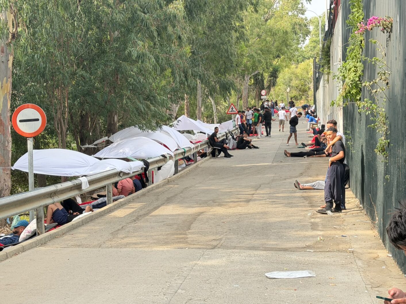 ceti-rodeado-otro-campamento-exterior-inmigrantes-4