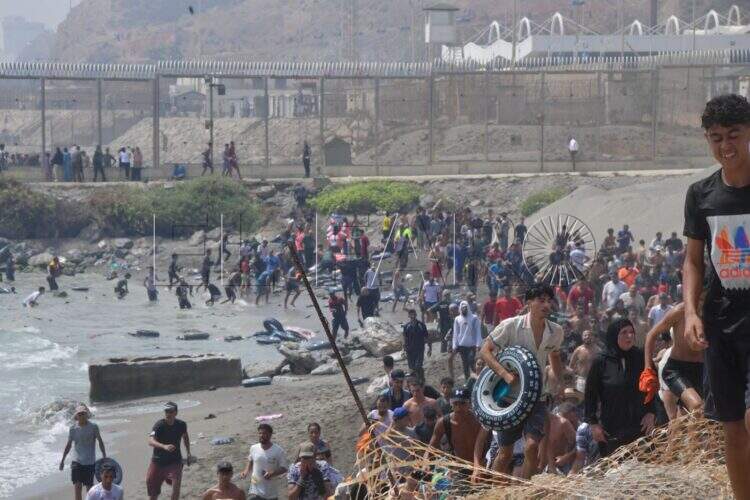 ceuta-alerta-descontrol-absoluto-miles-marroquies-espigon-10