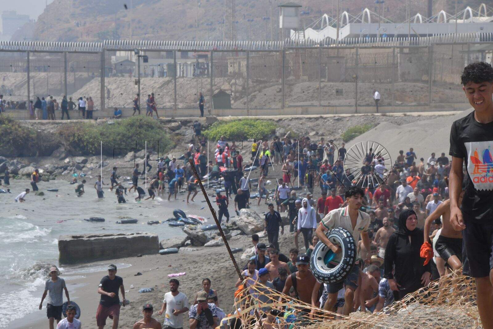 ceuta-alerta-descontrol-absoluto-miles-marroquies-espigon-10