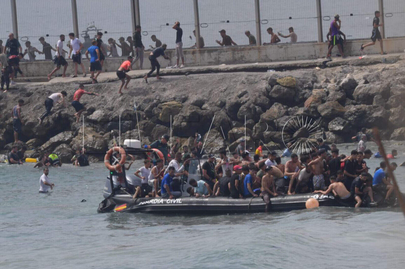 ceuta-alerta-descontrol-absoluto-miles-marroquies-espigon-29