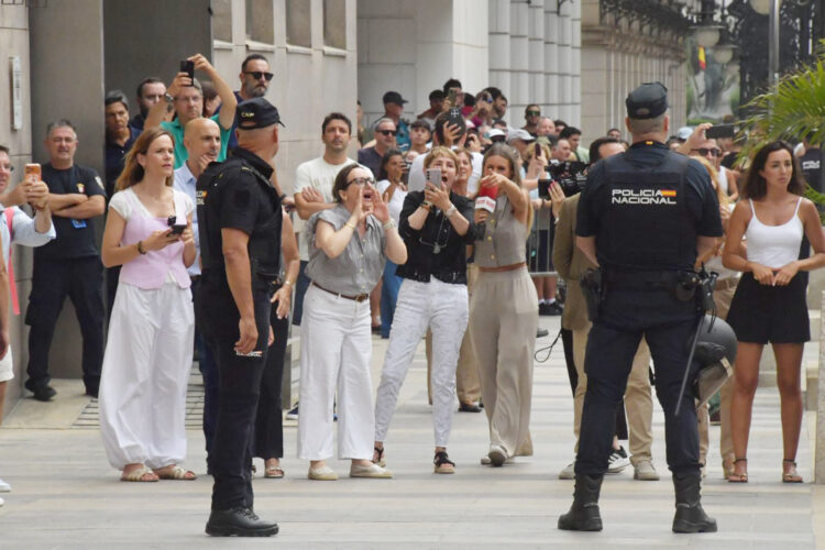 concentracion-contra-pedro-sanchez-marlaska-palacio-asamblea-crisis-migratoria-4